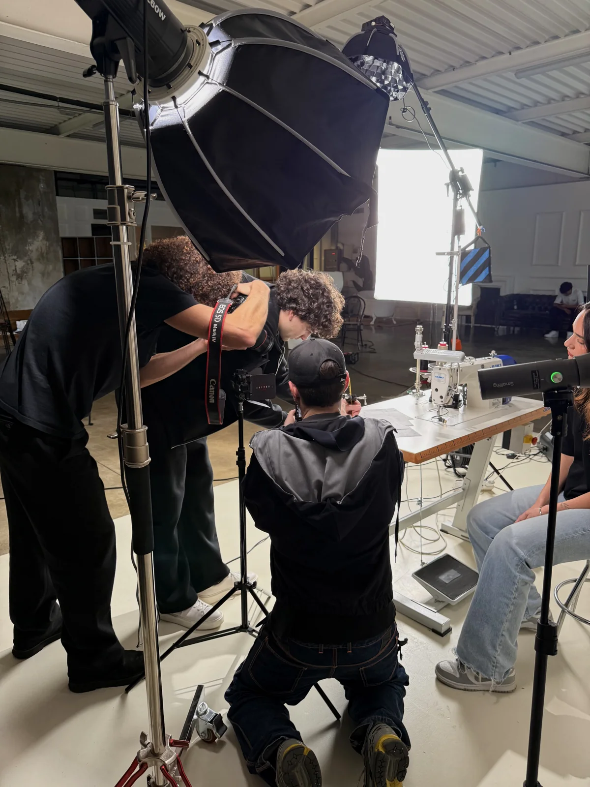 Backstage di uno shooting in studio con il team Flabber