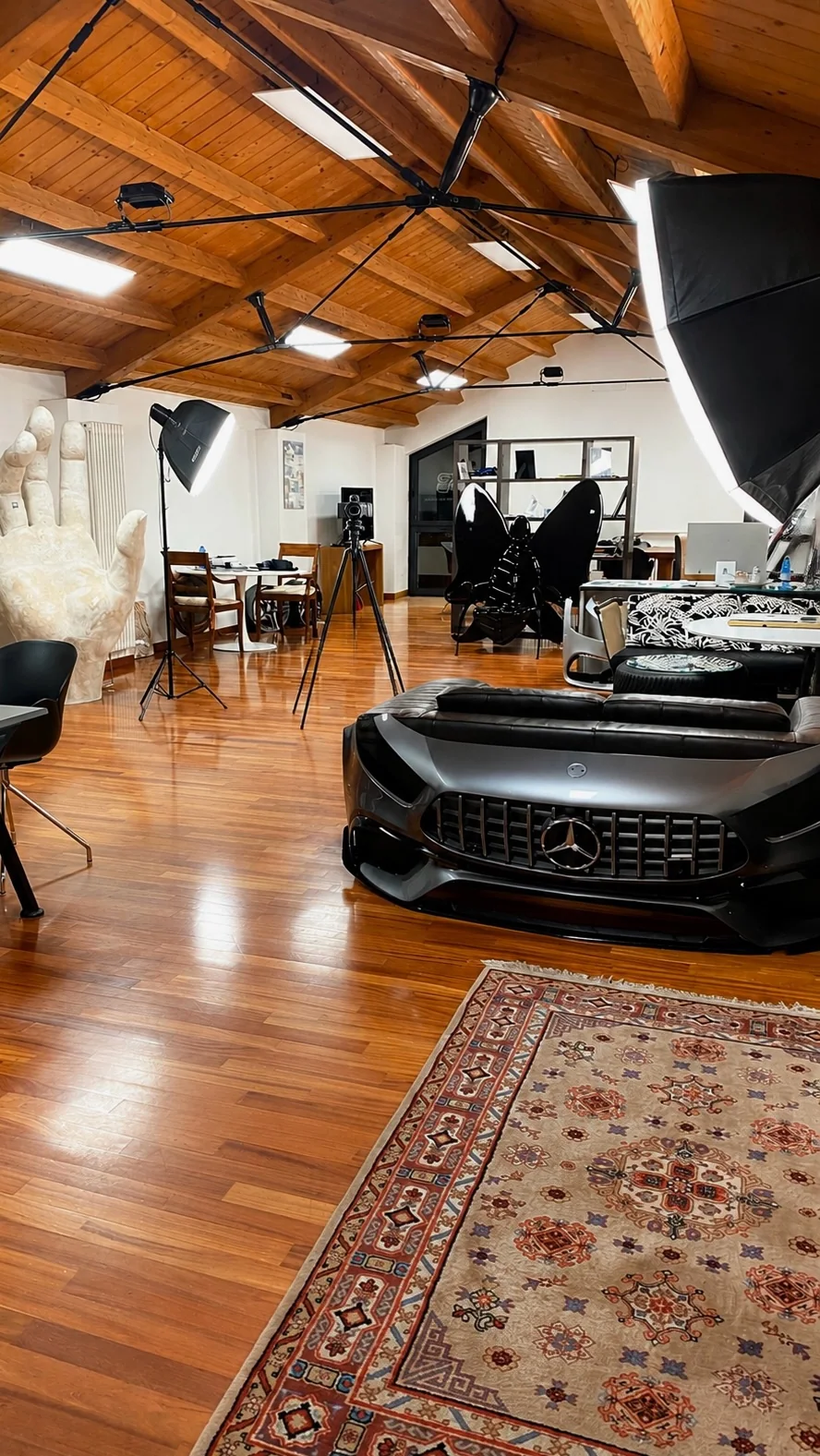 Studio fotografico allestito per una produzione automotive