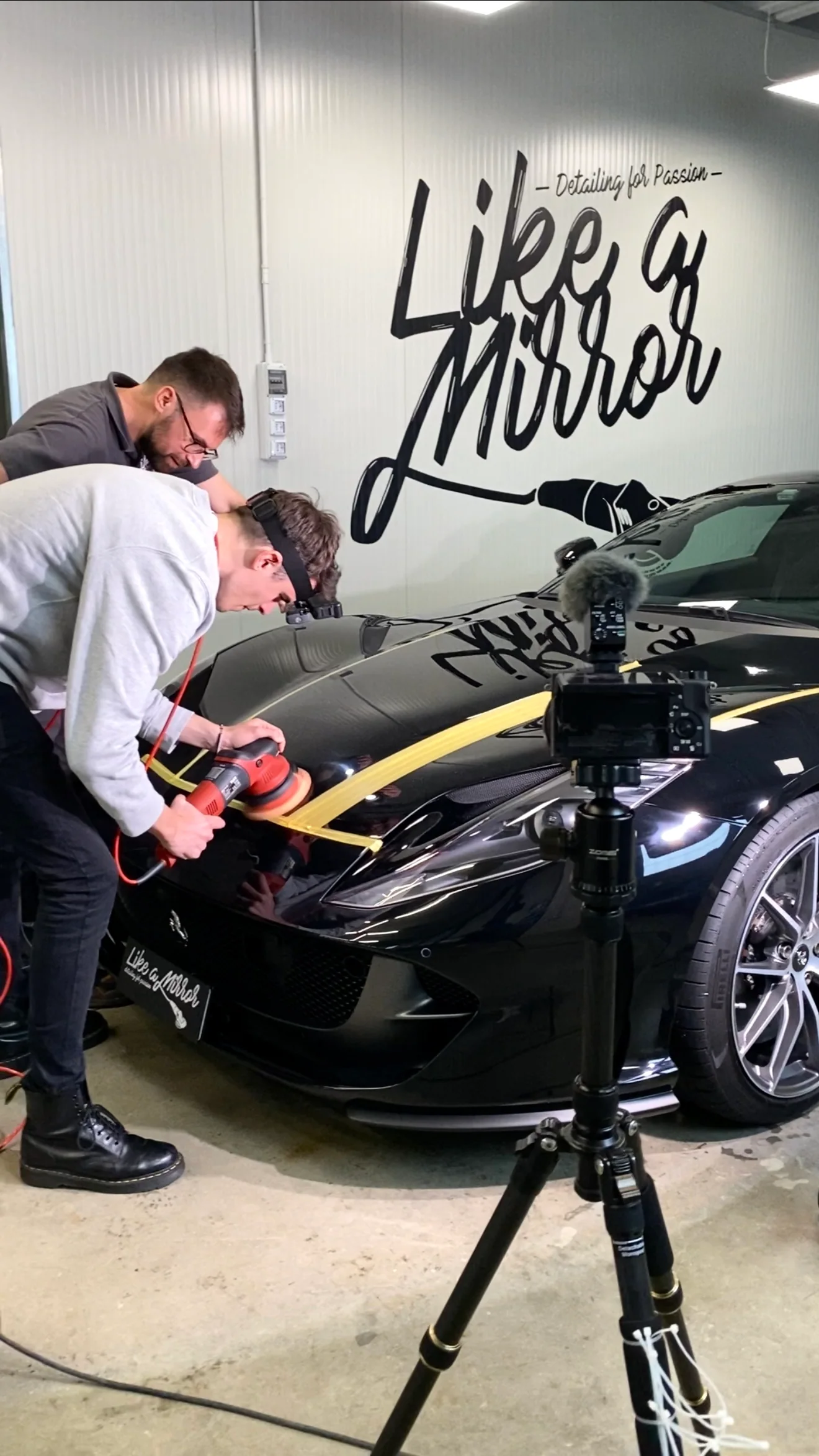 Produzione video durante il detailing di una Ferrari